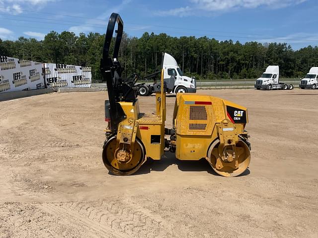 Image of Caterpillar CB24 equipment image 3