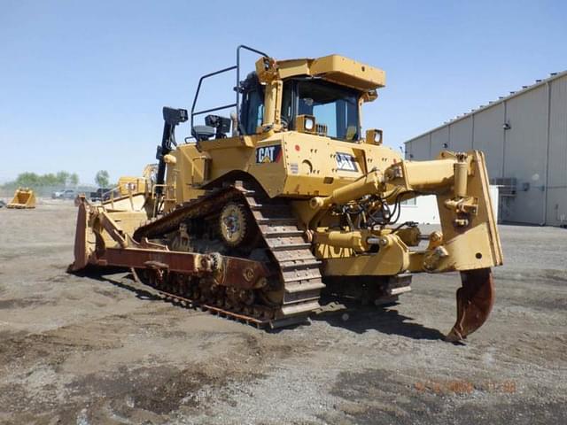 Image of Caterpillar D8T equipment image 3