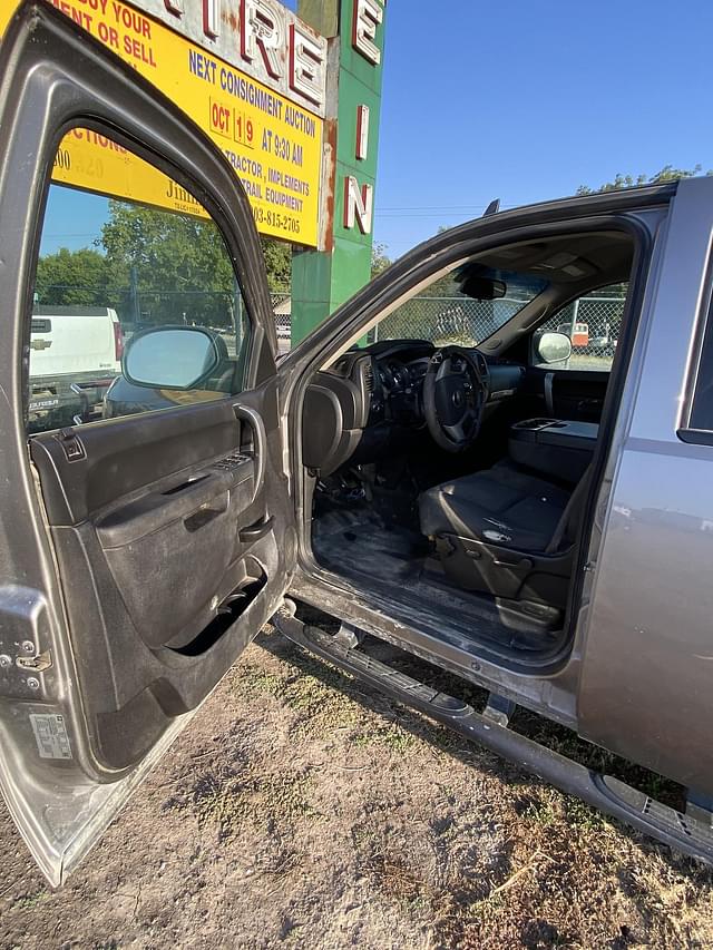 Image of Chevrolet Silverado equipment image 3