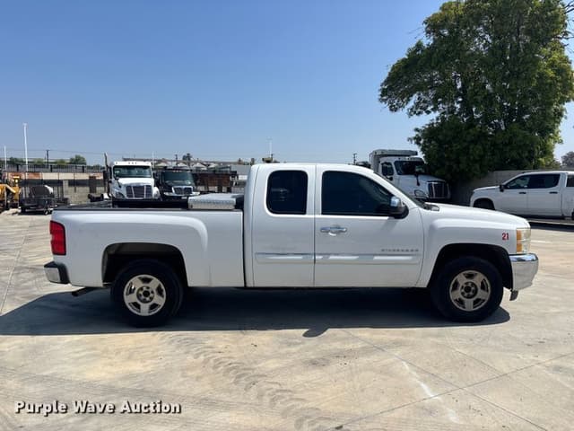 Image of Chevrolet Silverado equipment image 3