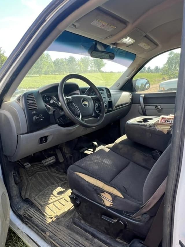 Image of Chevrolet 2500 equipment image 3