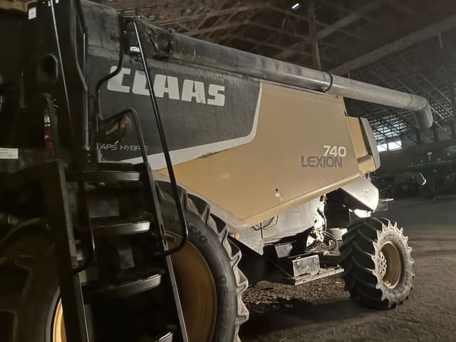 Image of CLAAS LEXION 740 equipment image 1