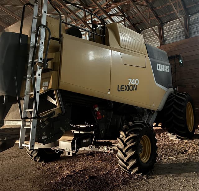 Image of CLAAS LEXION 740 equipment image 4