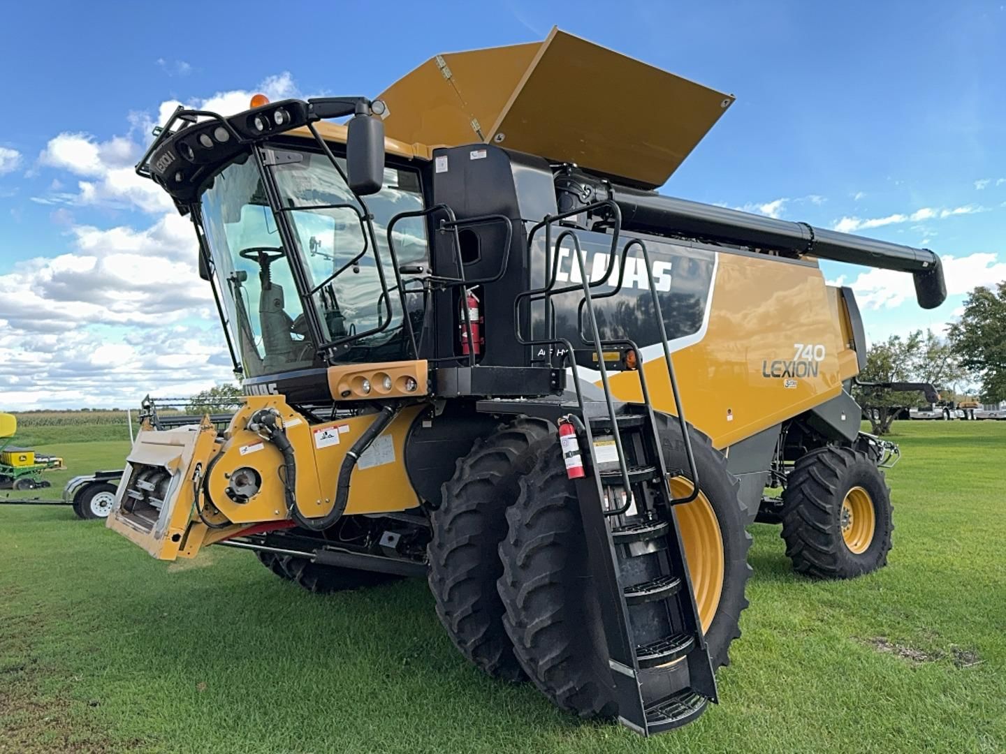 2012 CLAAS LEXION 740 Equipment Image0