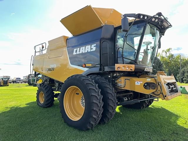 Image of CLAAS LEXION 740 equipment image 1