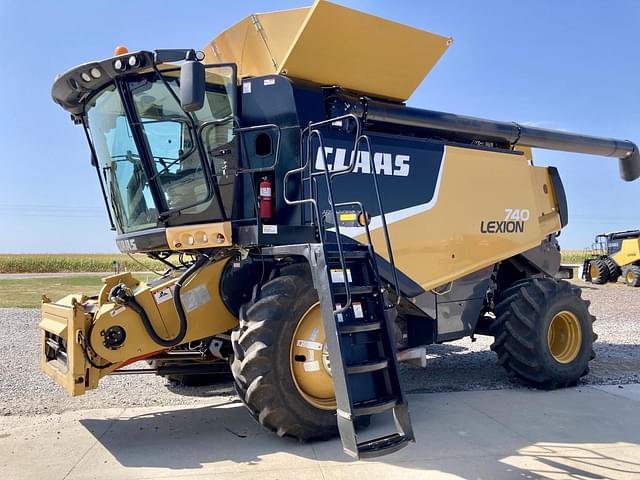 Image of CLAAS LEXION 740 equipment image 1