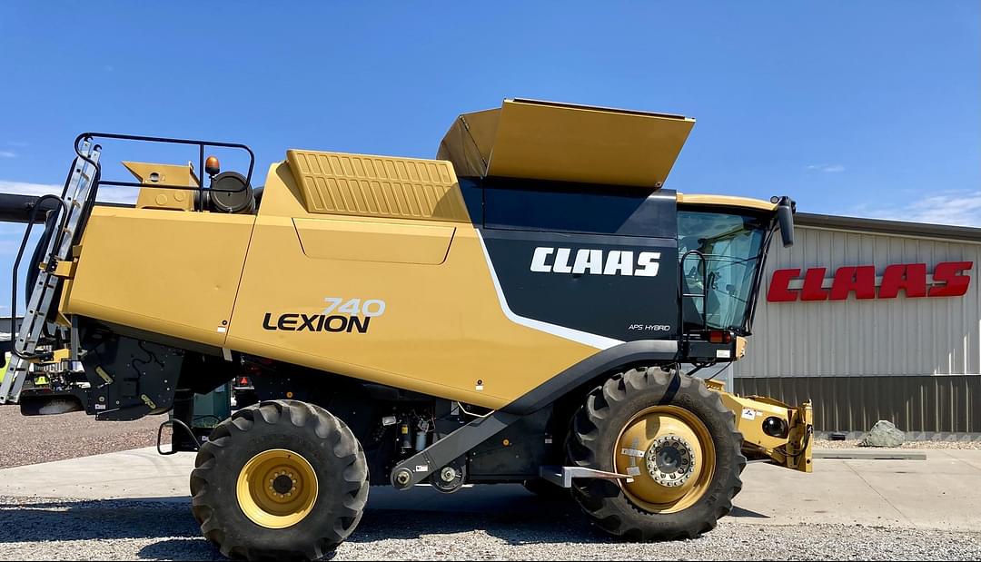 Image of CLAAS LEXION 740 Primary image