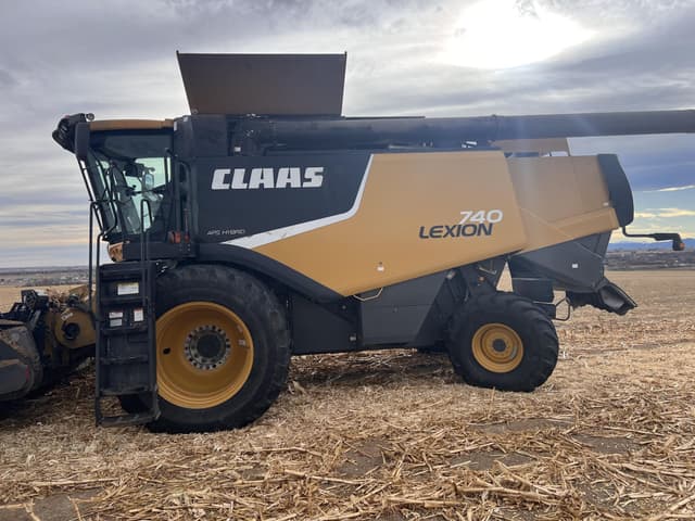 Image of CLAAS LEXION 740 equipment image 1