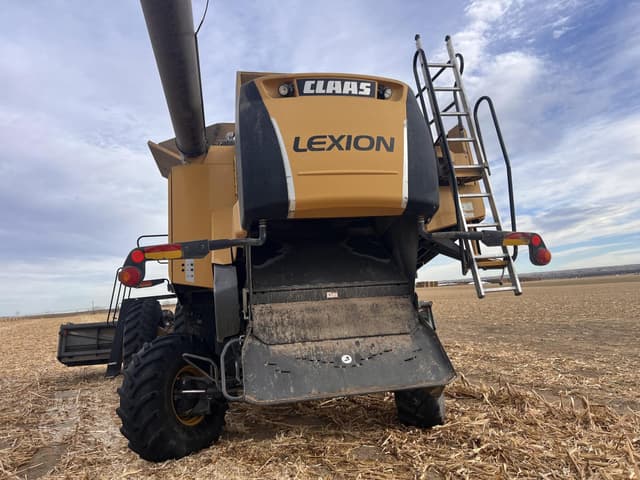 Image of CLAAS LEXION 740 equipment image 2