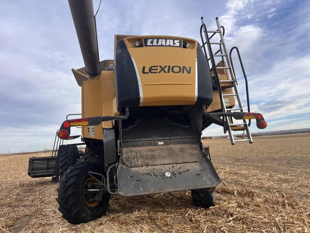 Image of CLAAS LEXION 740 equipment image 2