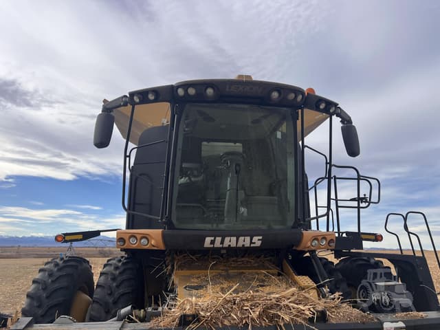 Image of CLAAS LEXION 740 equipment image 4