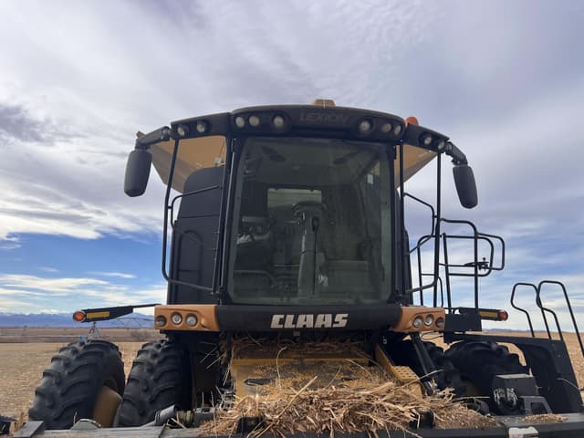 Image of CLAAS LEXION 740 equipment image 4