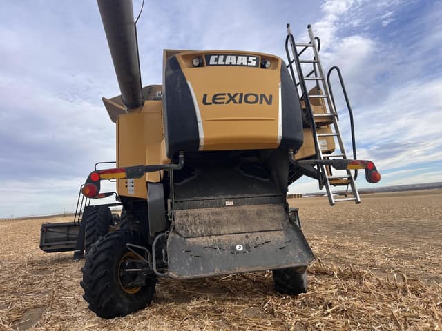 Image of CLAAS LEXION 740 equipment image 2