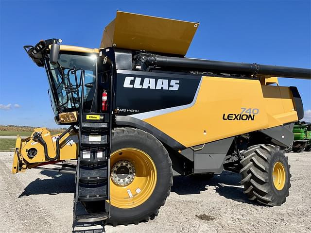 Image of CLAAS LEXION 740 equipment image 3