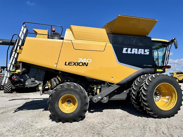 Image of CLAAS LEXION 740 equipment image 1