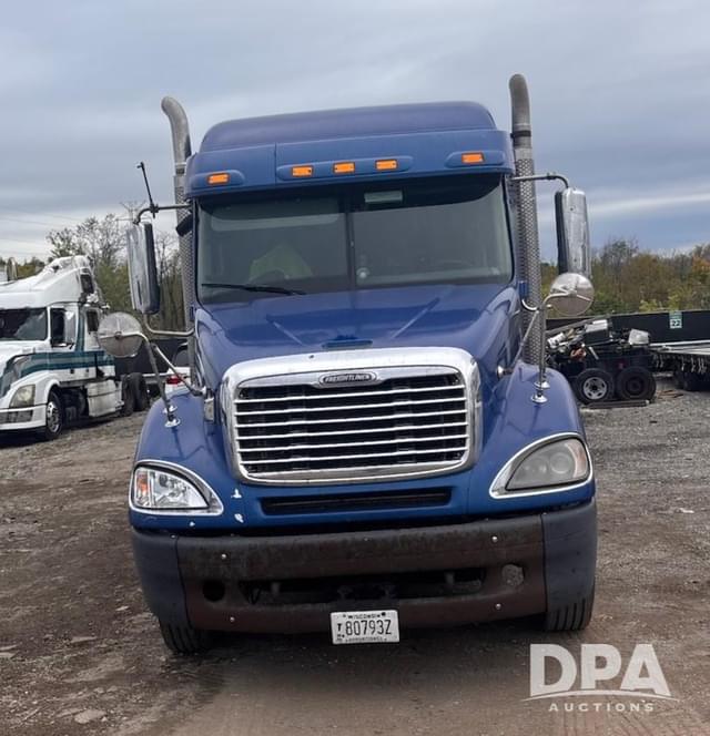 Image of Freightliner Columbia equipment image 3