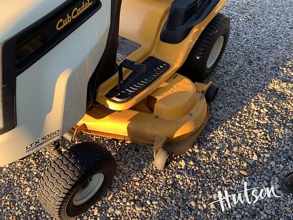 Image of Cub Cadet LTX1050 equipment image 4