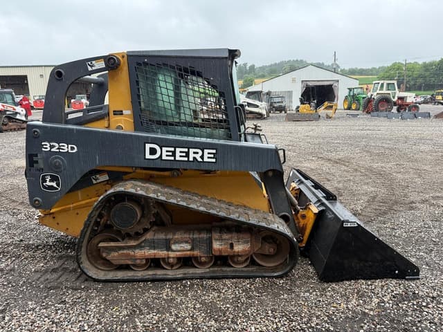 Image of John Deere 323D equipment image 4