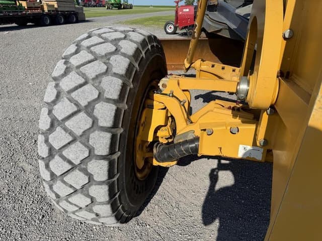Image of John Deere 672G equipment image 4