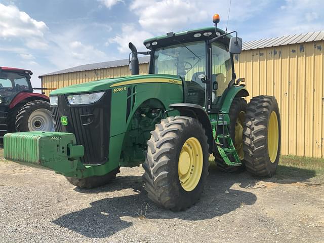 Image of John Deere 8260R equipment image 2