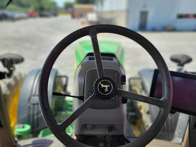 Image of John Deere 8335R equipment image 4