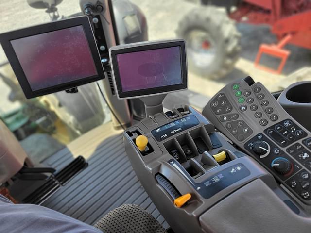 Image of John Deere 8335R equipment image 2