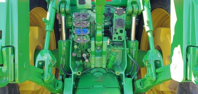 Image of John Deere 8335R equipment image 3