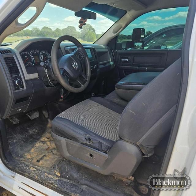 Image of Dodge Ram 3500 equipment image 2