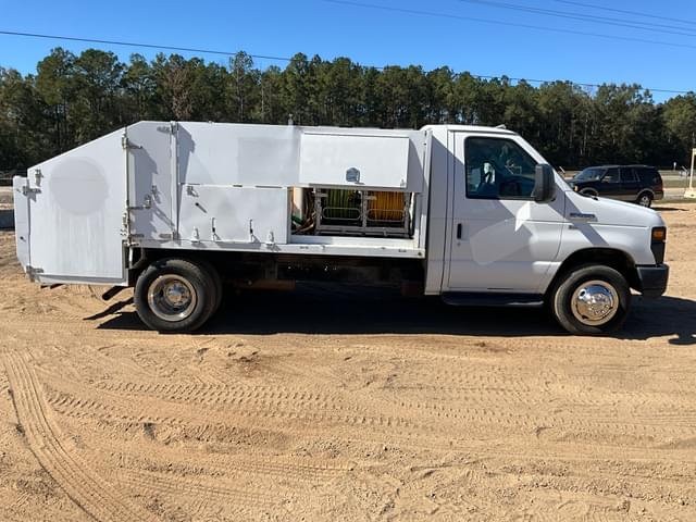 Image of Ford E-450 equipment image 3