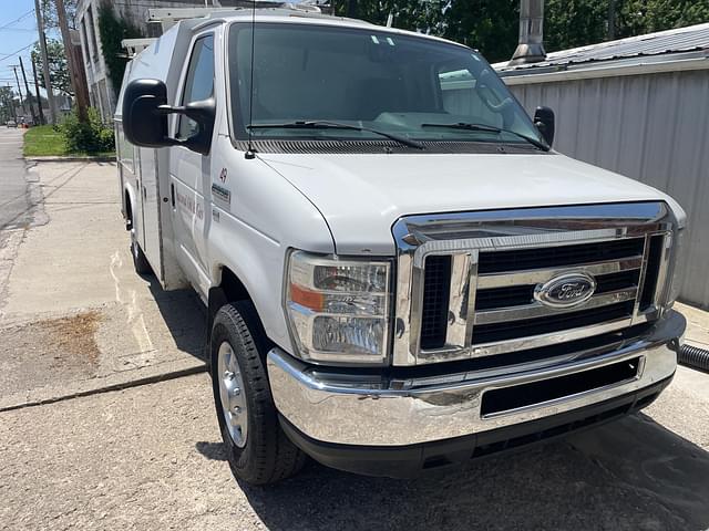Image of Ford E-350 equipment image 2