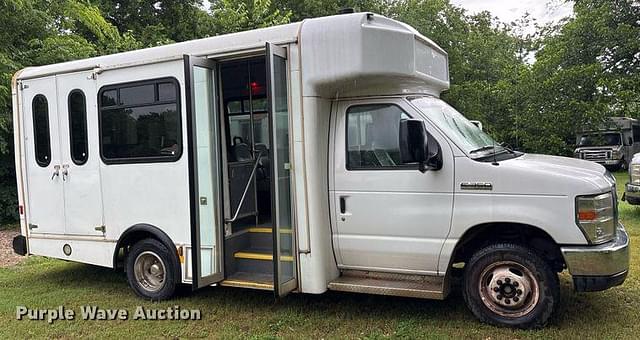Image of Ford E-350 equipment image 3