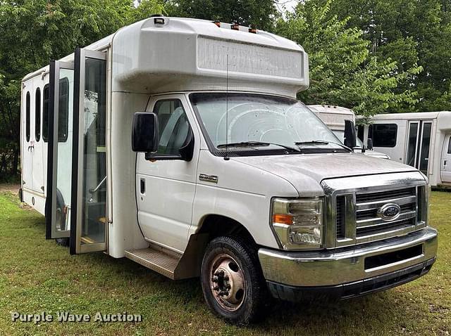 Image of Ford E-350 equipment image 2