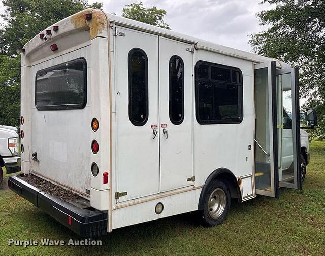 Image of Ford E-350 equipment image 4
