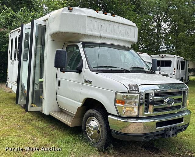 Image of Ford E-350 equipment image 2