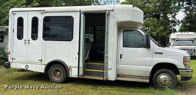 Image of Ford E-350 equipment image 3