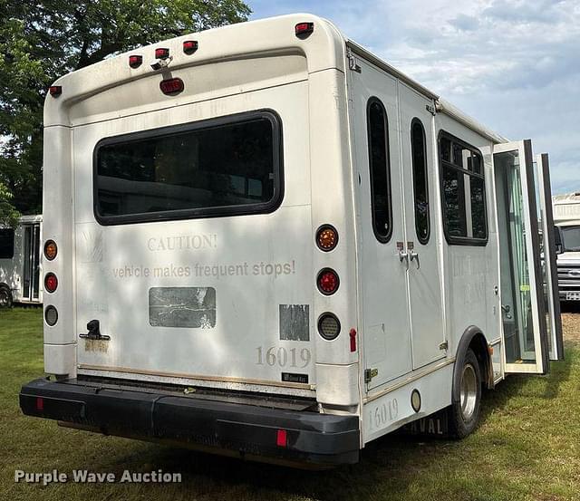 Image of Ford E-350 equipment image 4