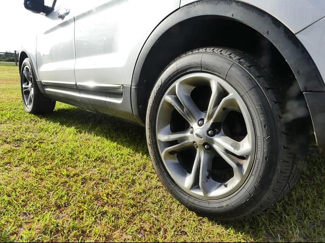 Image of Ford Explorer equipment image 4