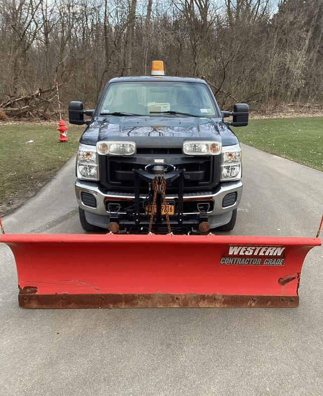 Image of Ford F-350 equipment image 2