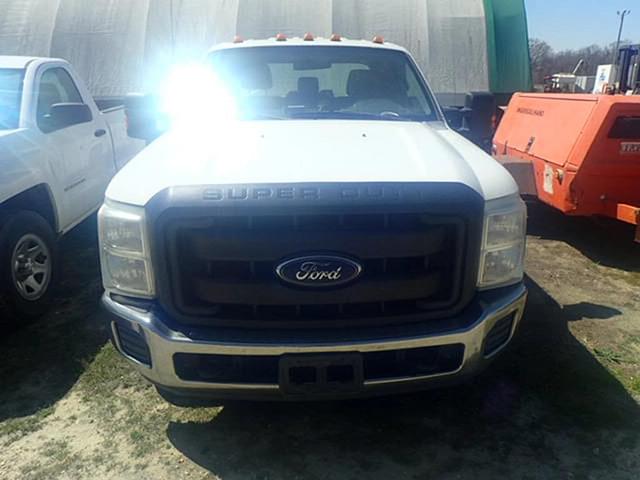Image of Ford F-350 equipment image 2