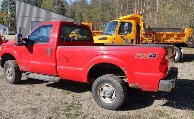 Image of Ford F-350 equipment image 2