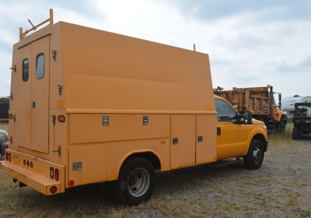 Image of Ford F-350 equipment image 2