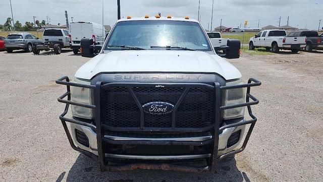 Image of Ford F-350 equipment image 2