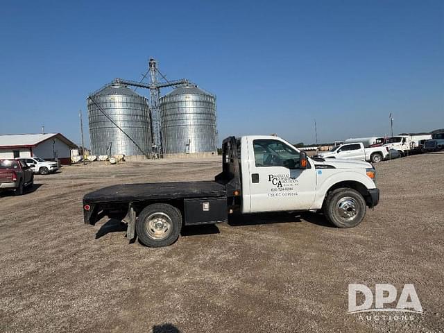 Image of Ford F-350 equipment image 2