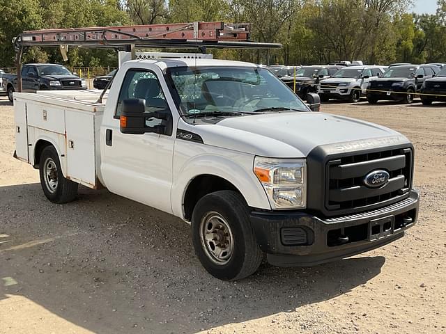 Image of Ford F-350 equipment image 2