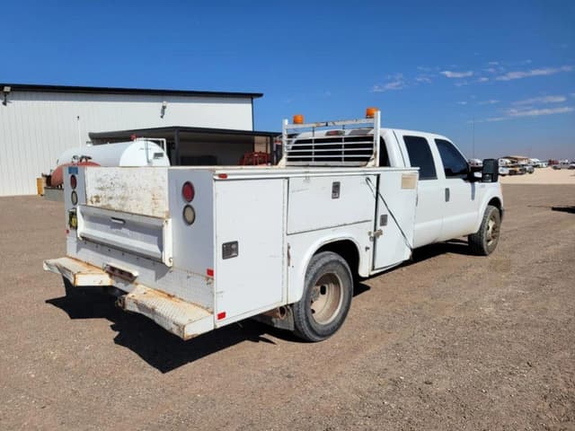 Image of Ford F-350 equipment image 4