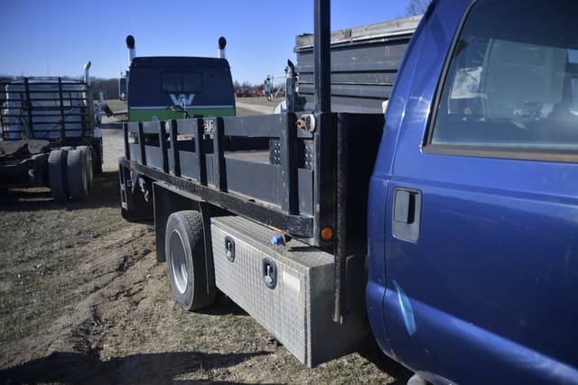 Image of Ford F-550 equipment image 3