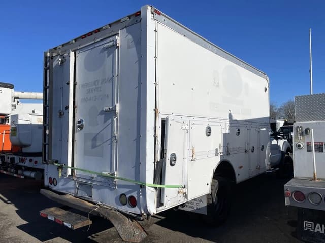 Image of Ford F-550 equipment image 3