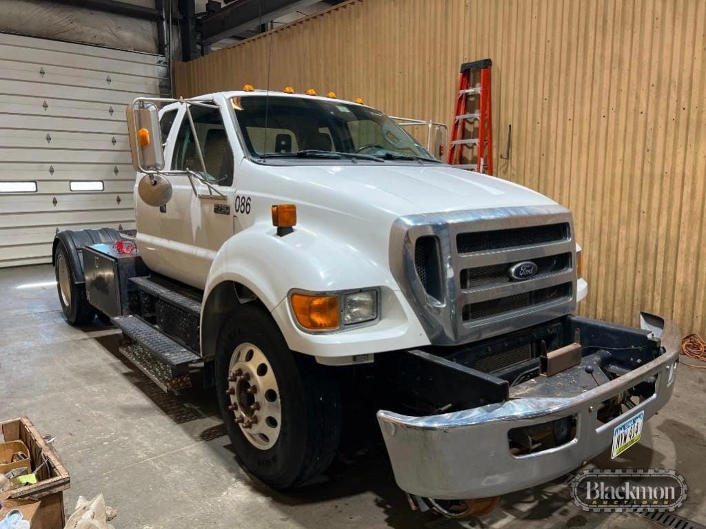 2012 Ford F-750 Equipment Image0