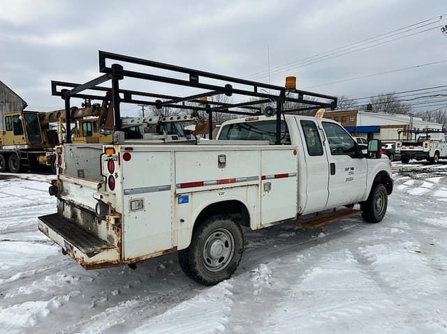 Image of Ford F-350 equipment image 4