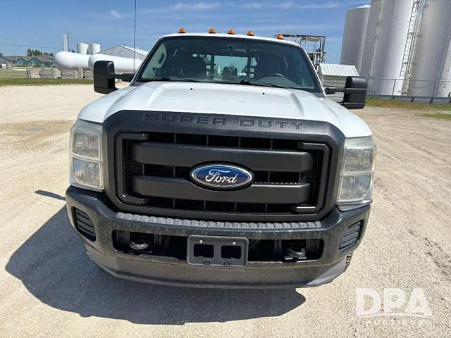 Image of Ford F-350 equipment image 2